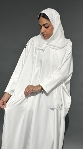 عباية بيضاء نص بشت بجيوب مخفية