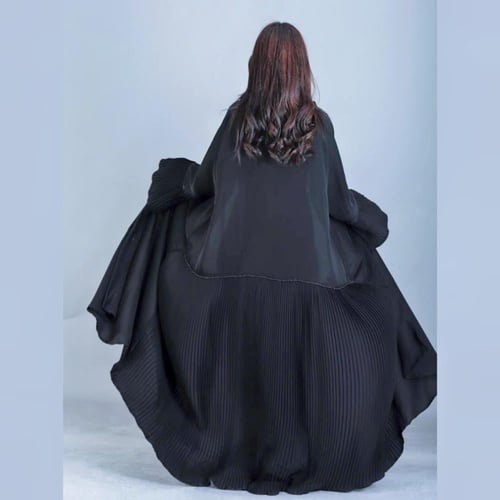 عباية سوداء بتصميم كسرات صغيرة