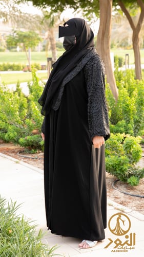 عباية بأكمام دانتيل بارز