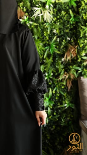 عباية سوداء بتصميم بف صغير