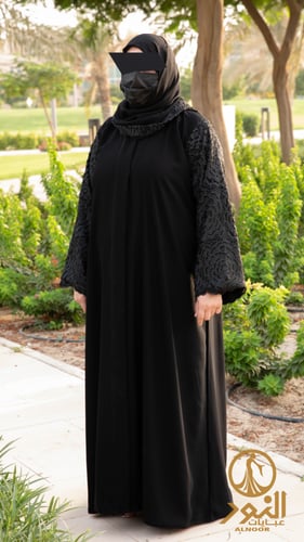 عباية بأكمام دانتيل بارز