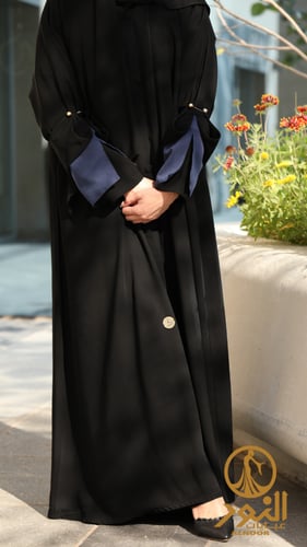 عباية بأزرار أمامية وأكمام أنيقة بتدخيل قماش كحلي