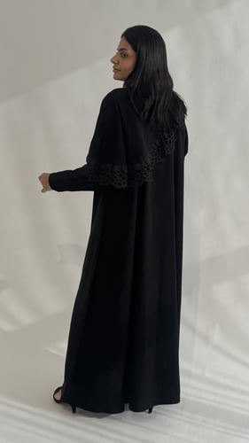 عباية ناعمة الخطى