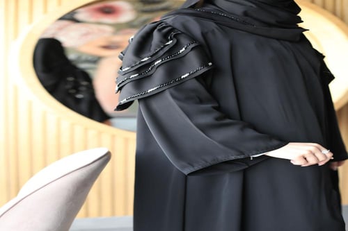 عباية بأزرار ذهبية وتطريز نازل من الاكتاف