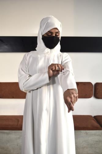 عباية بيضاء بأكمام مفصولة