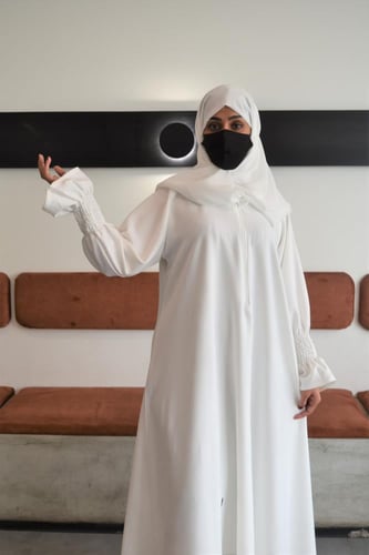 عباية بيضاء بأكمام مزمومة بمطاطات ناعمة
