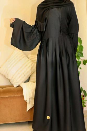 عباية كلوش كويتي بتصميم كسرات كبيرة وأكمام وسيعة