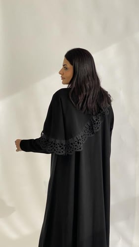 عباية ناعمة الخطى