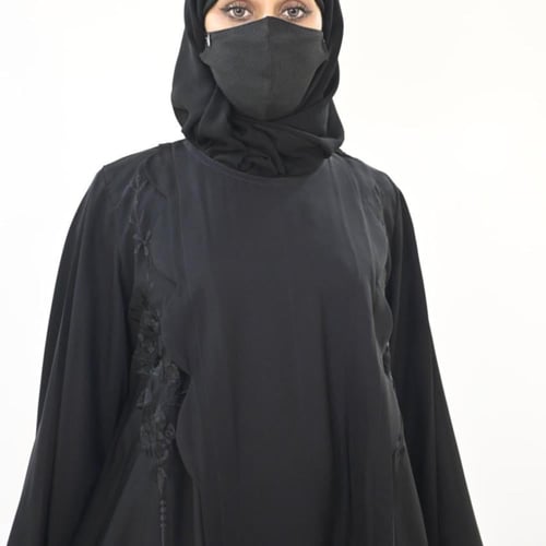 عباية كويتية بتصميم أمامي وتطريز