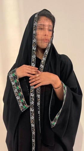 عباية نصف بشت بتصميم اليوم الوطني السعودي