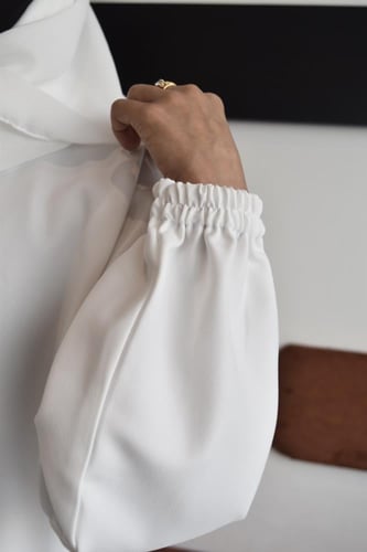 عباية بأكمام مطاط وسحاب كامل من الأمام