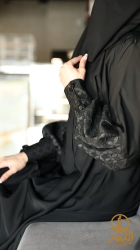 عباية سوداء بتصميم بف صغير