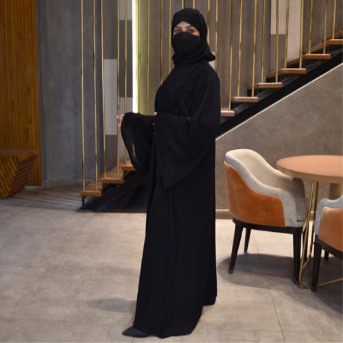 عباية كويتية بتصميم أمامي وتطريز