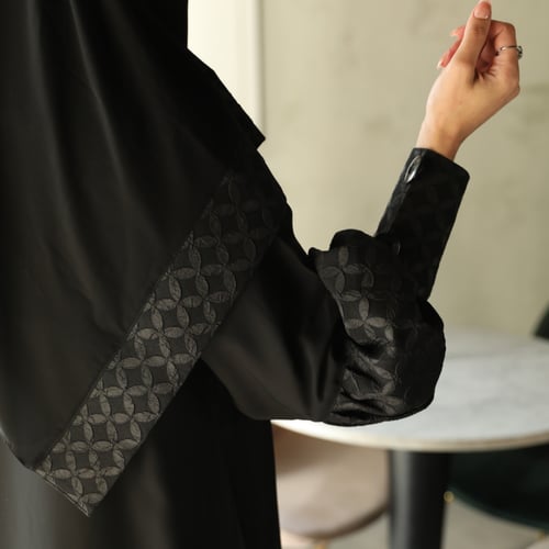 عباية سوداء بتصميم بف صغير