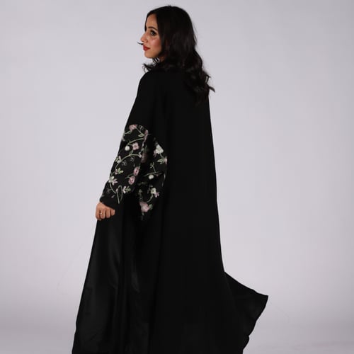 عباية نص بشت بتطريز ورود