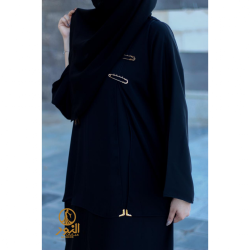 عبايات مقفلة بتصميم مشبكين من الأمام