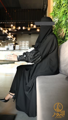 عباية سوداء بتصميم بف صغير