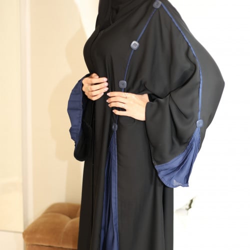 عباية سوداء بتدخيل كسرات ملونة