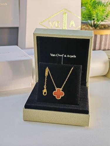 سلسال ماركة Van Cleef& Arpels مع الملحقات