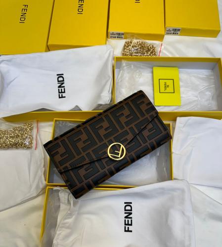 شنطة نسائية ماركة FENDI مع ملحقاتها