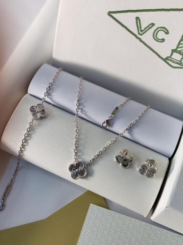 طقم ماركة Van Cleef & Arpels مع الملحقات