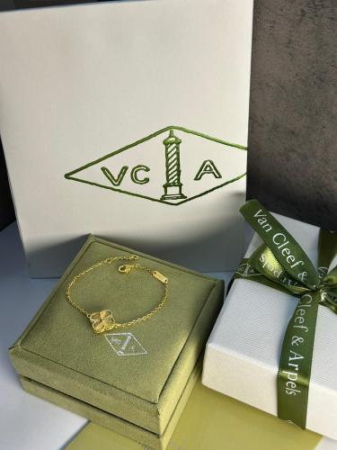 اسواره ماركة Van Cleef & Arpels مع الملحقات