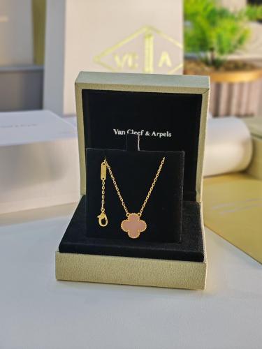 سلسال ماركة Van Cleef& Arpels مع الملحقات