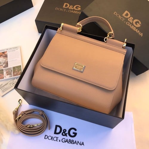 شنطة نسائية ماركة D&G مع ملحقاتها