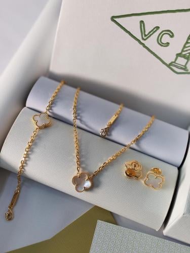 طقم ماركة Van Cleef & Arpels مع الملحقات