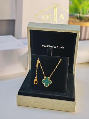 سلسال ماركة Van Cleef& Arpels مع الملحقات