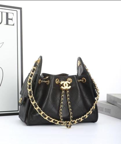 شنطة نسائية ماركة شانيل ا CHANEL ا مع ملحقاتها