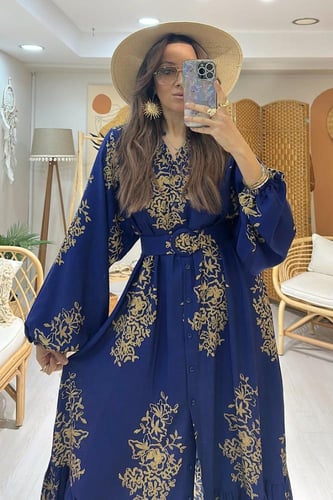 فستان مميز بقصته الواسعة