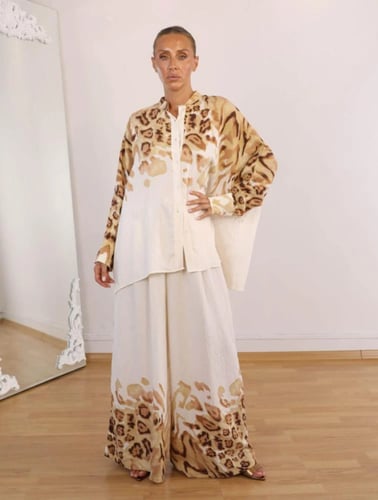 طقم مميز بقصته الواسعة