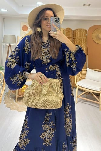 فستان مميز بقصته الواسعة