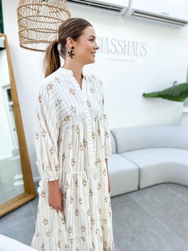 فستان بتصميم كلاسيكي