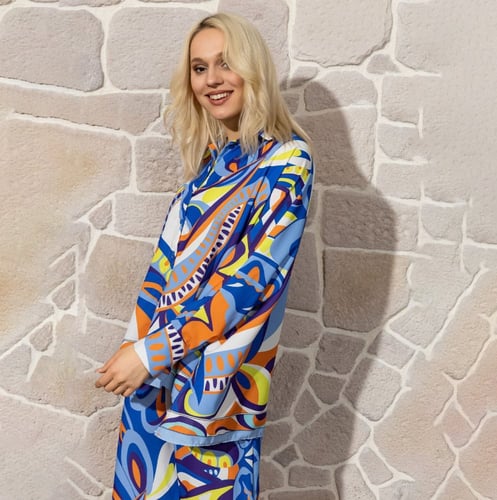 تمتعي برقي الساتان مع الطقم ذا الألوان الصيفية الأ...