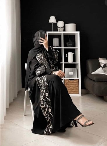 عباية مزينة بزخرفة عربية
