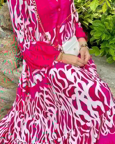 فستان طويل بألوان الزهري والأبيض الرائع