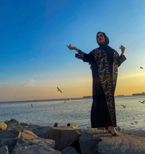 عباية مزينة بزخرفة عربية