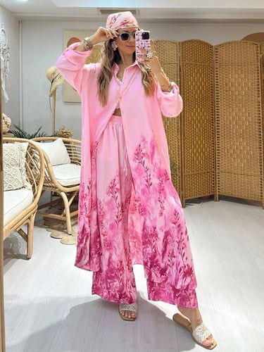 طقم مميز بقصته الواسعة