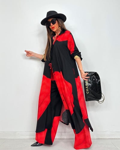 طقم مميز بقصته الواسعة