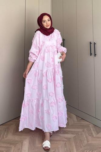 فستان بتصميم أنثوي