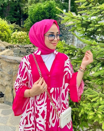 فستان طويل بألوان الزهري والأبيض الرائع