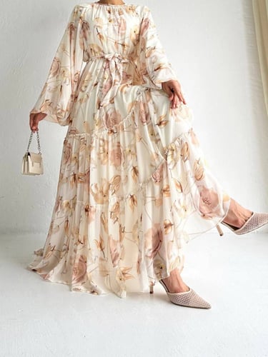 ‎استعدّي للأناقة مع فستاننا المتوفر باللونين البيج...