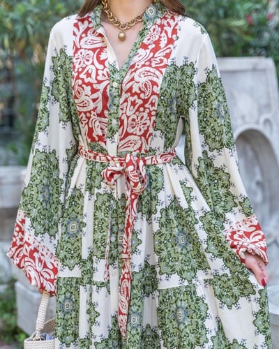 بتصميم قميص مع حزام