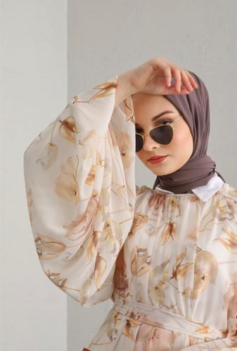 ‎استعدّي للأناقة مع فستاننا المتوفر باللونين البيج...