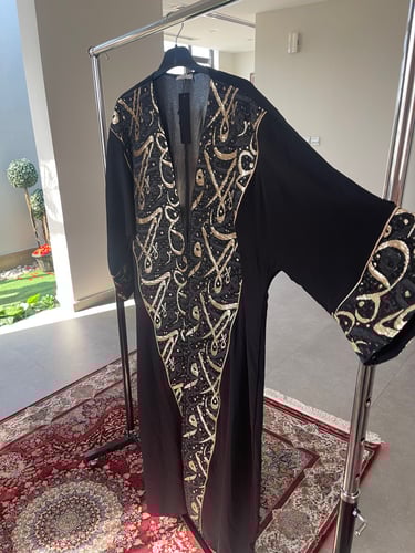 عباية مزينة بزخرفة عربية