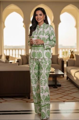 طقم مميز بقصته الواسعة