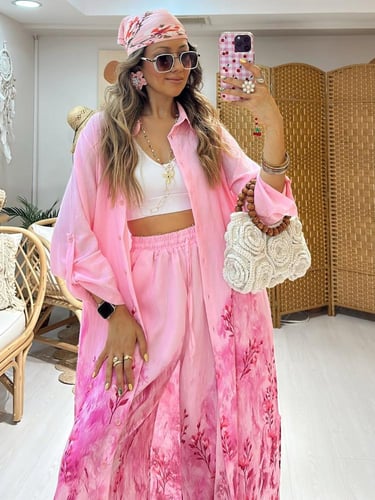 طقم مميز بقصته الواسعة