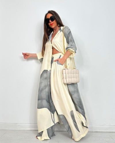 طقم مميز بقصته الواسعة